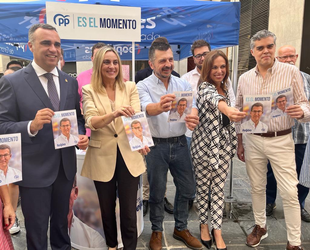 Toni Martín junto a representantes del PP en Granada.