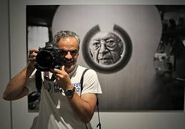 El fotógrafo Pepe Marín, con uno de los retratos del guitarrero Antonio Marín, en el Museo Casa de los Pisa.