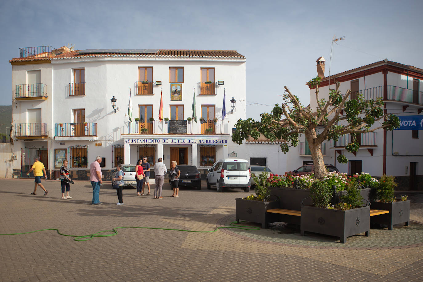 Vecinos se cruzan en la plaza del Molino de Jérez del Marquesado.