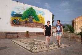 Dos mujeres pasean por la Plaza de la Música de Jérez del Marquesado, que multiplica su población por tres en verano.