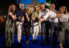 Juanma Moreno (en el centro) cierra la campaña del PP en Granada junto a otras figuras destacadas del partido a nivel local.