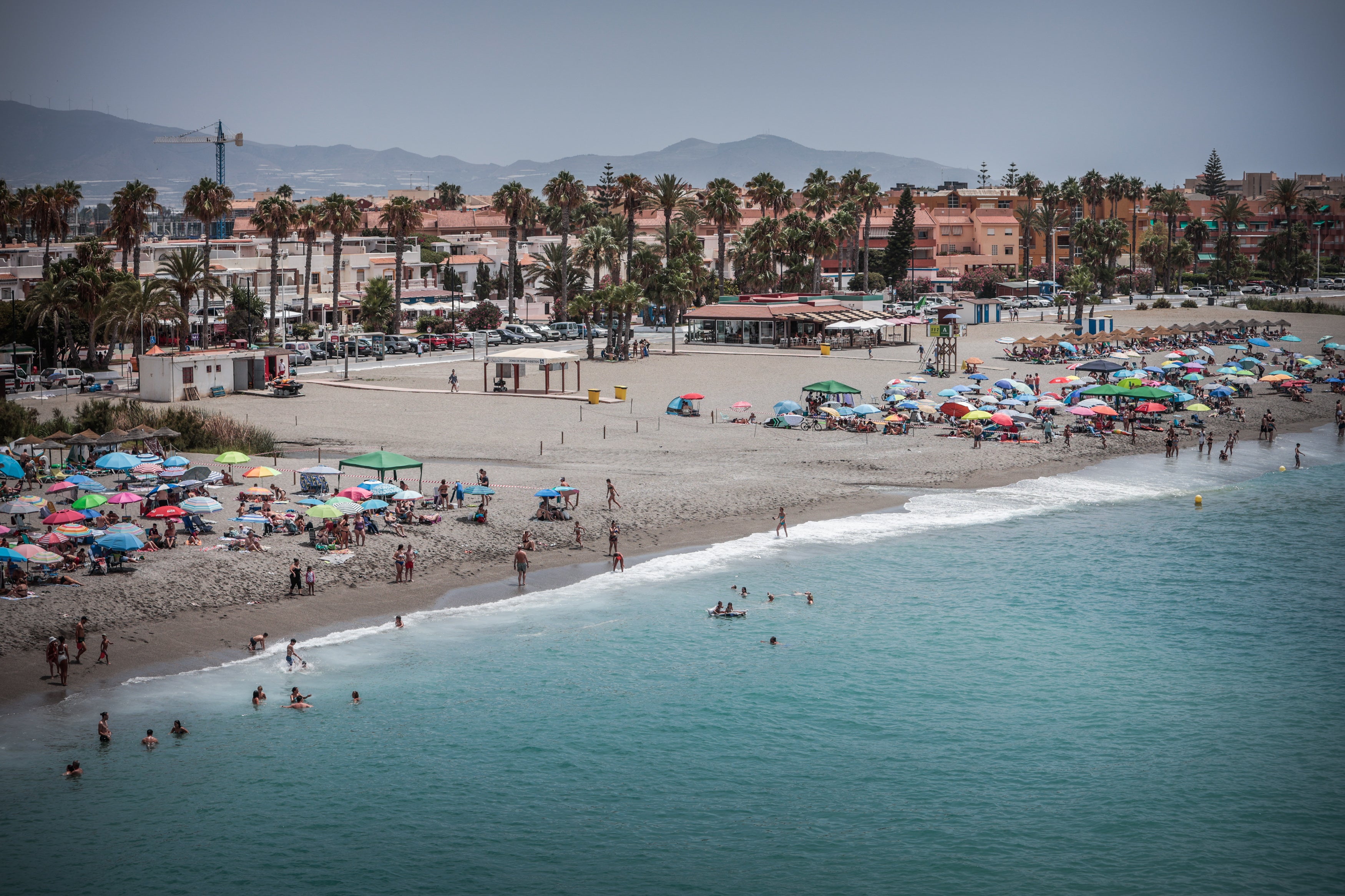 Las imágenes de la playa de Salobreña acotada por concentración de bacterias intestinales