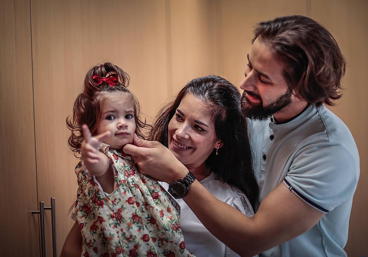 Victoria, Tania y Francisco Javier en el Hospital Materno Infantil de Granada.