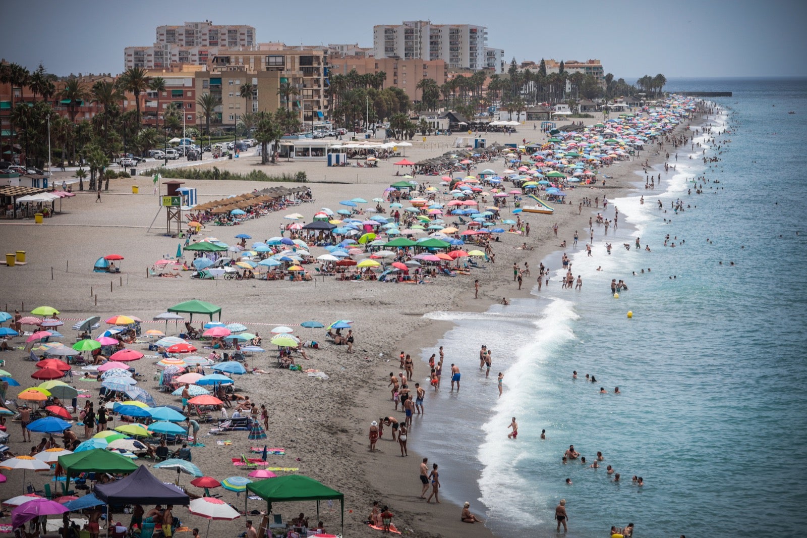 Las imágenes de la playa de Salobreña acotada por concentración de bacterias intestinales