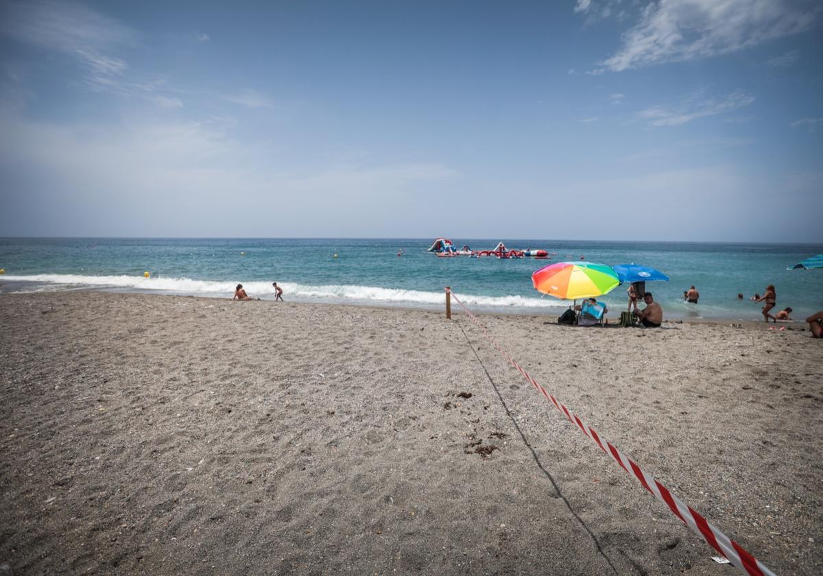 Las imágenes de la playa de Salobreña acotada por concentración de bacterias intestinales