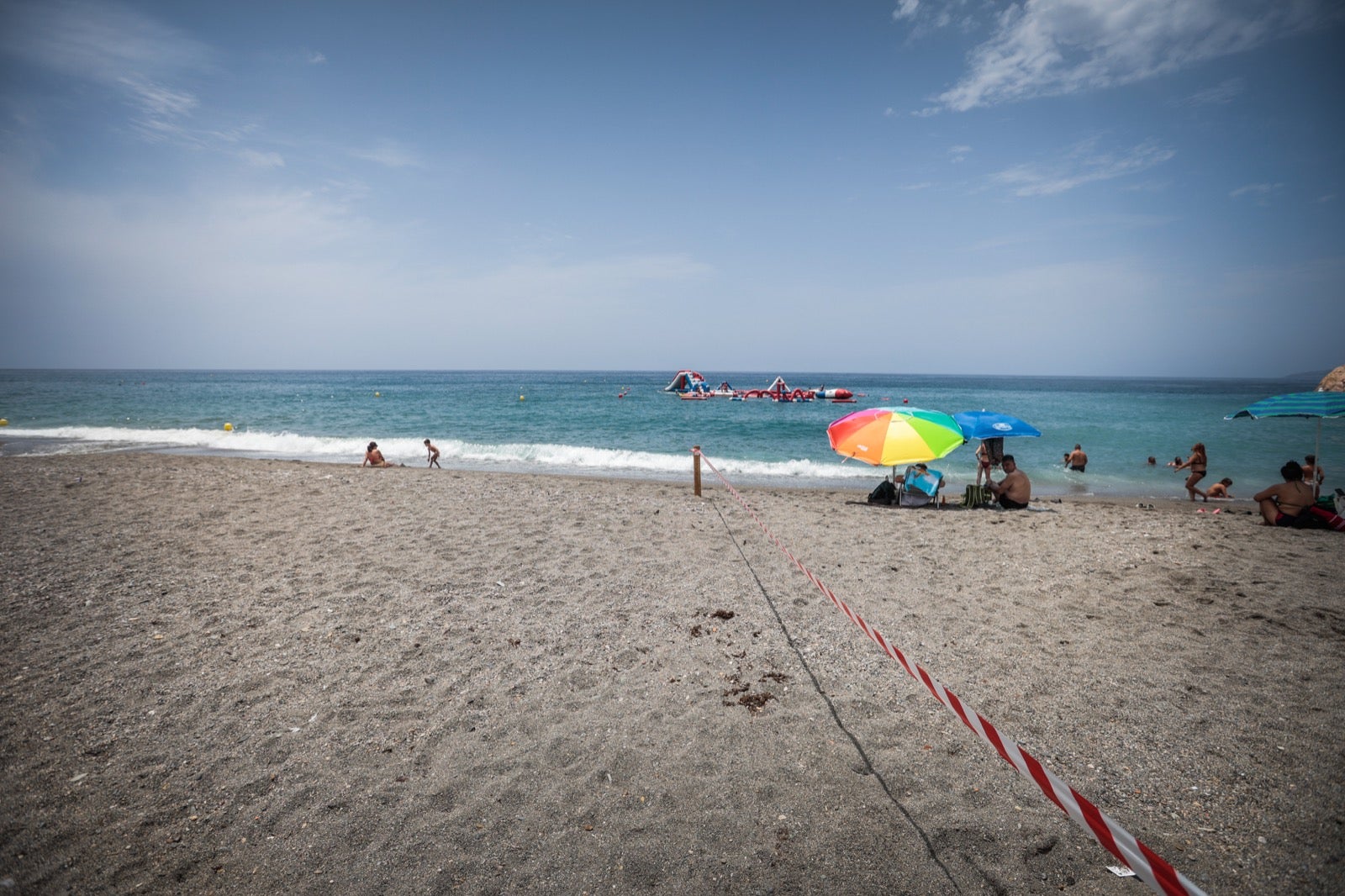 Las imágenes de la playa de Salobreña acotada por concentración de bacterias intestinales