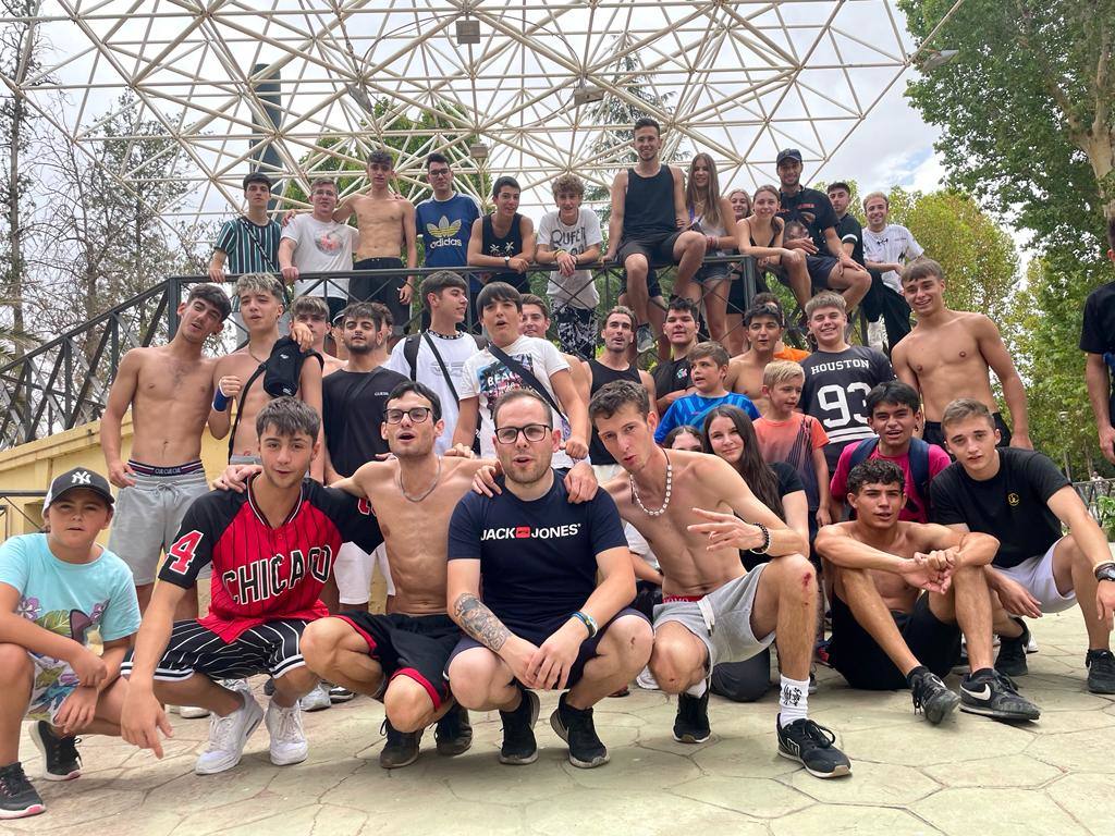 Foto de grupo de los chavales que le rindieron este sábado el homenaje al joven fallecido.