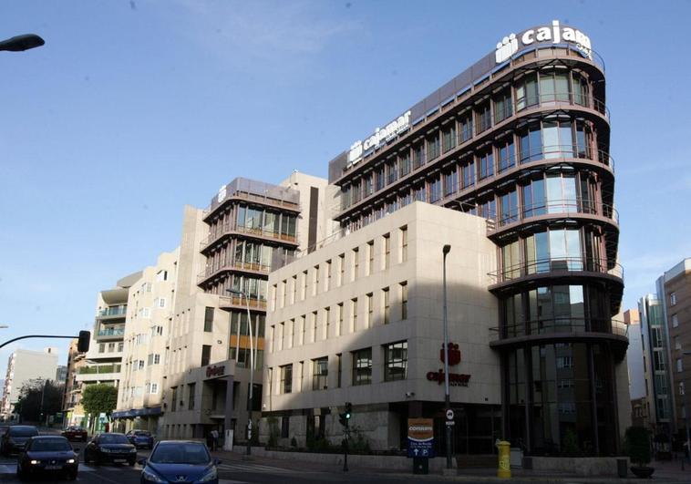 La Junta se ahorrará 900.000 euros al mes en alquiler con la compra a Cajamar