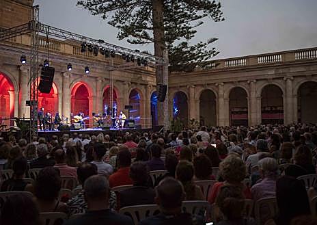 Imagen secundaria 1 - Broche de oro al Festival Flamenco con Tomatito y su hijo en las tablas del Claustro