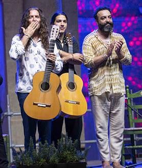 Imagen secundaria 2 - Broche de oro al Festival Flamenco con Tomatito y su hijo en las tablas del Claustro