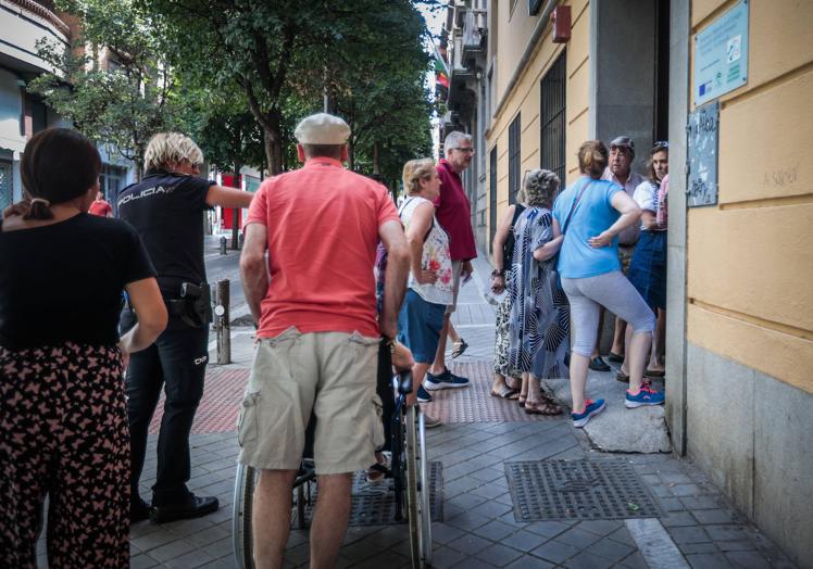 Imagen principal - Votantes en el Colegio San Jose, en calle Tablas. 