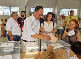 Antonio Hernando Vera introduce su voto en las urnas.
