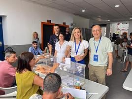 Maribel Sánchez Torregrosa introduce su voto en las urnas.
