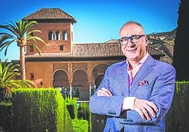 El nuevo director de la Alhambra posa en el Partal.
