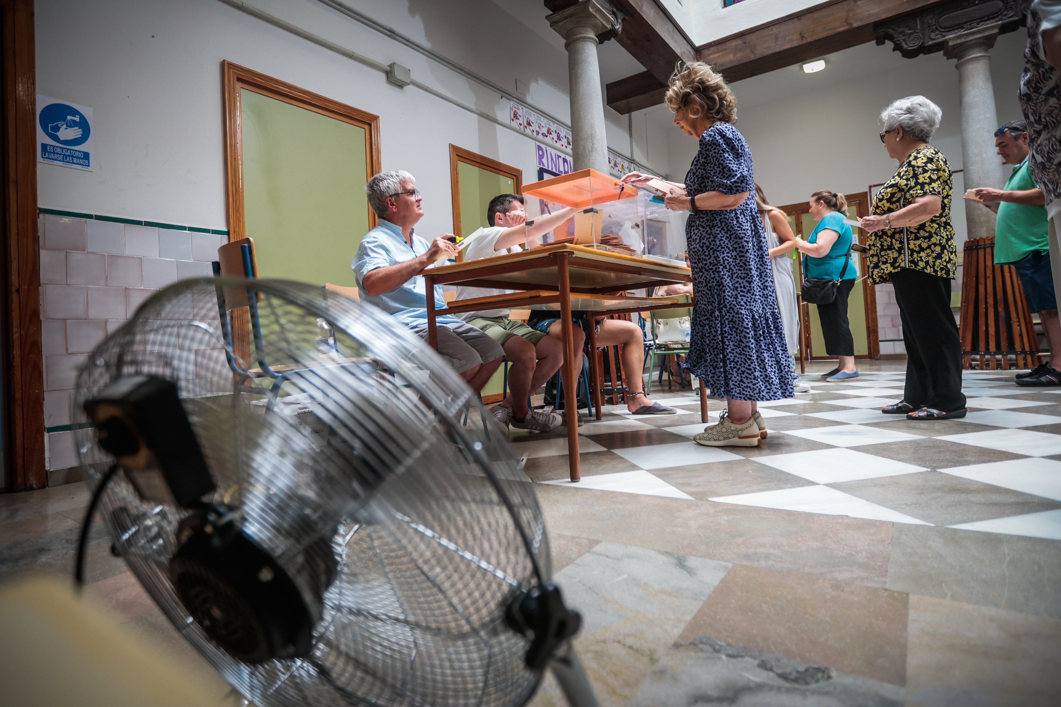 Las imágenes de los granadinos votando en sus colegios