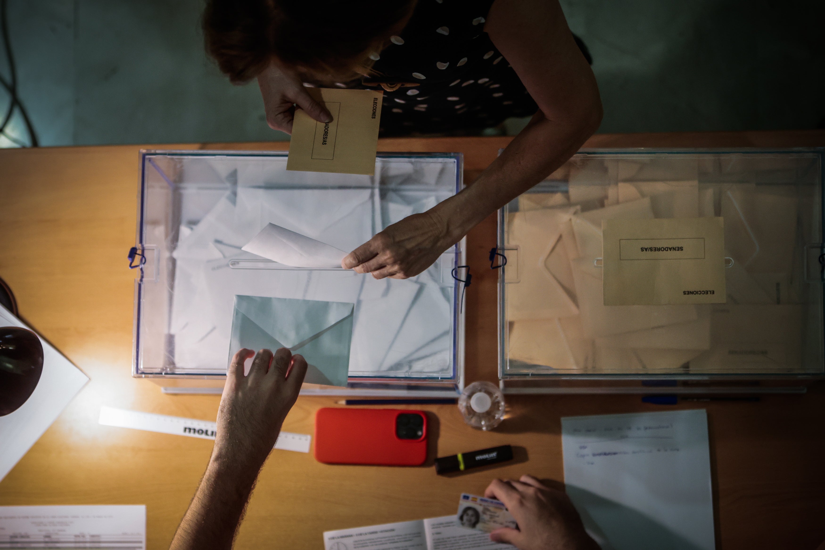 Las imágenes de los granadinos votando en sus colegios