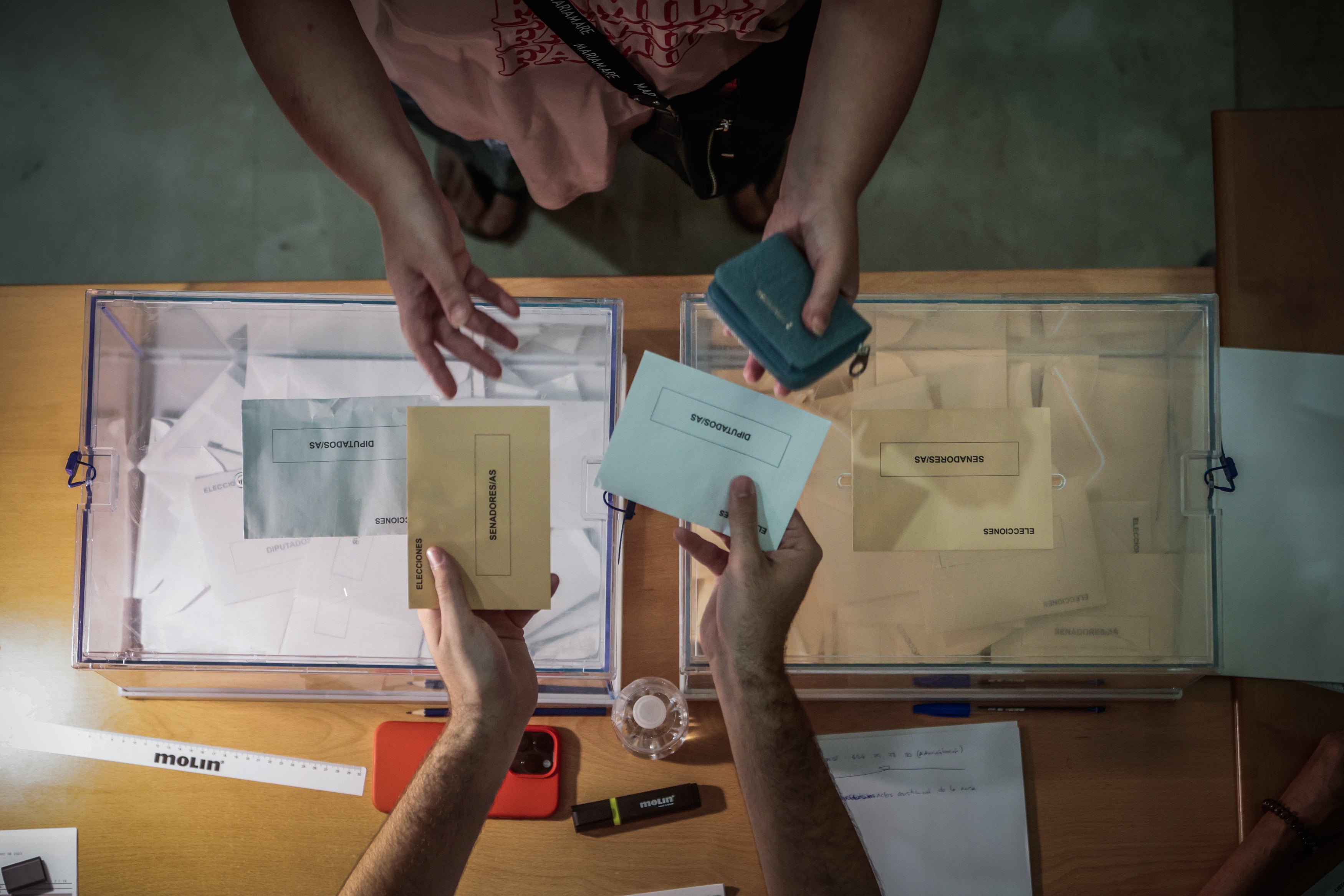 Las imágenes de los granadinos votando en sus colegios