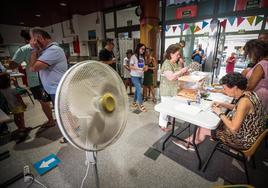 Los ventiladores no han faltado en las sedes electorales de Granada ante las elevadas temperaturas