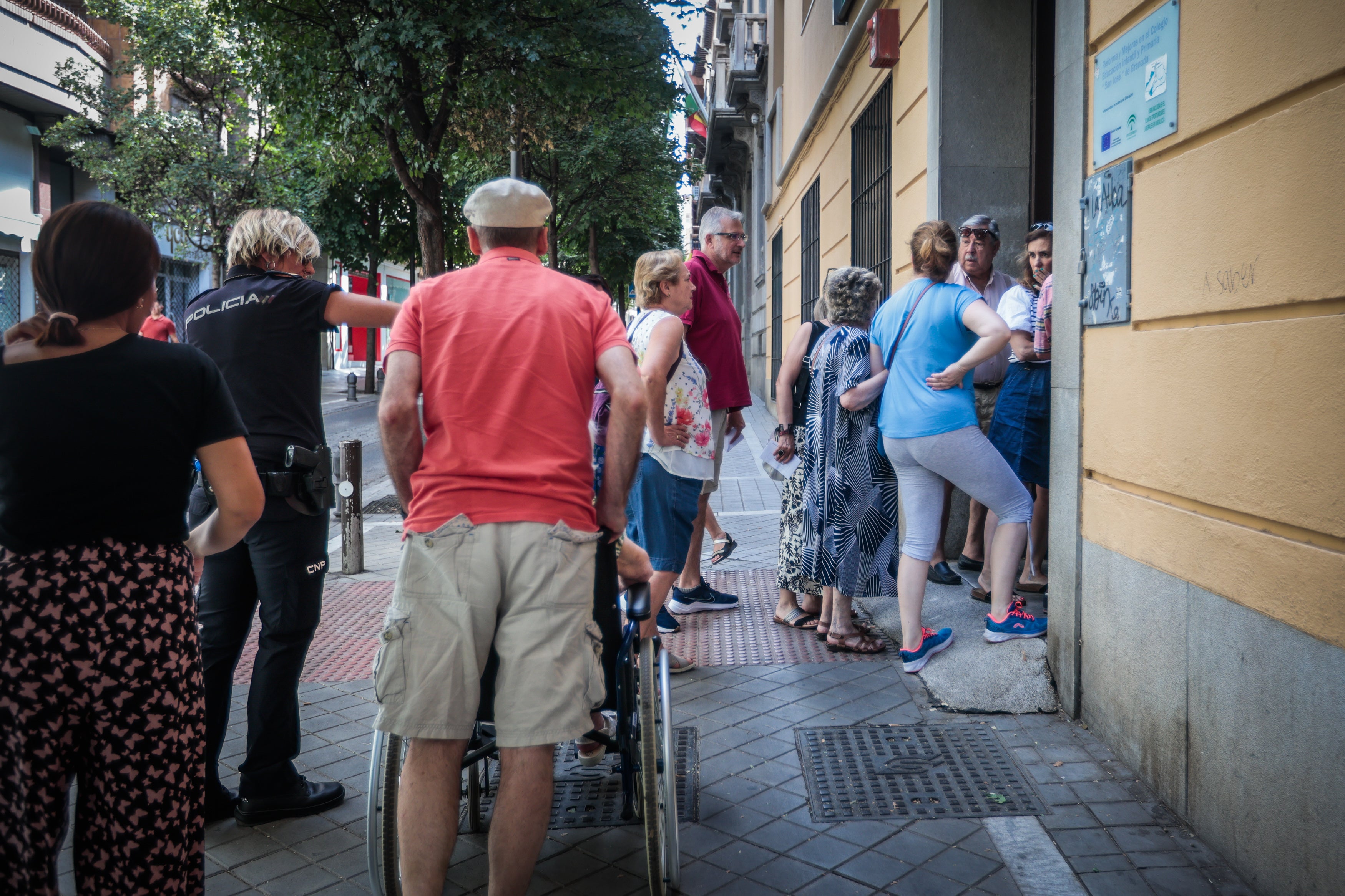 Las imágenes de los granadinos votando en sus colegios