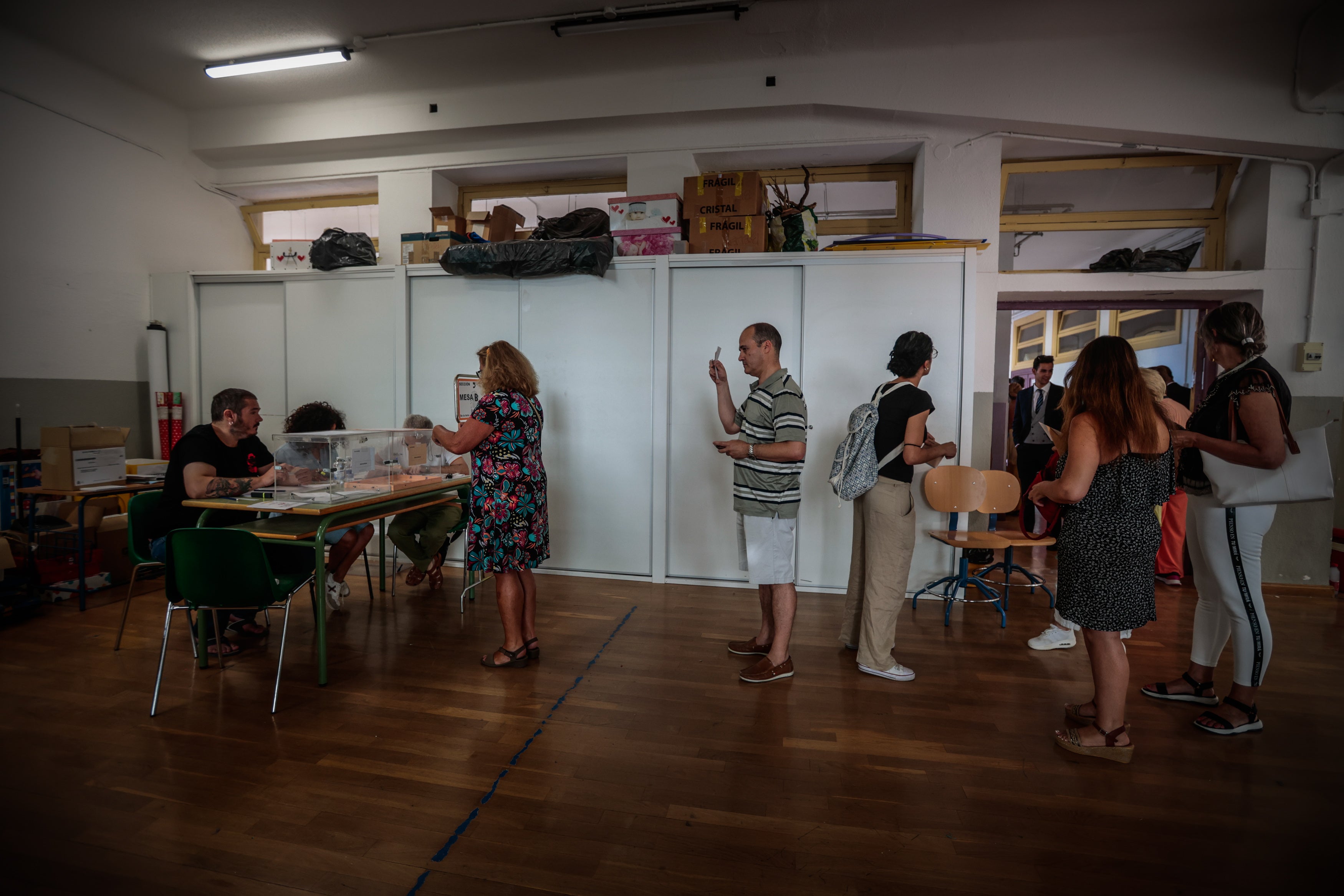 Las imágenes de los granadinos votando en sus colegios