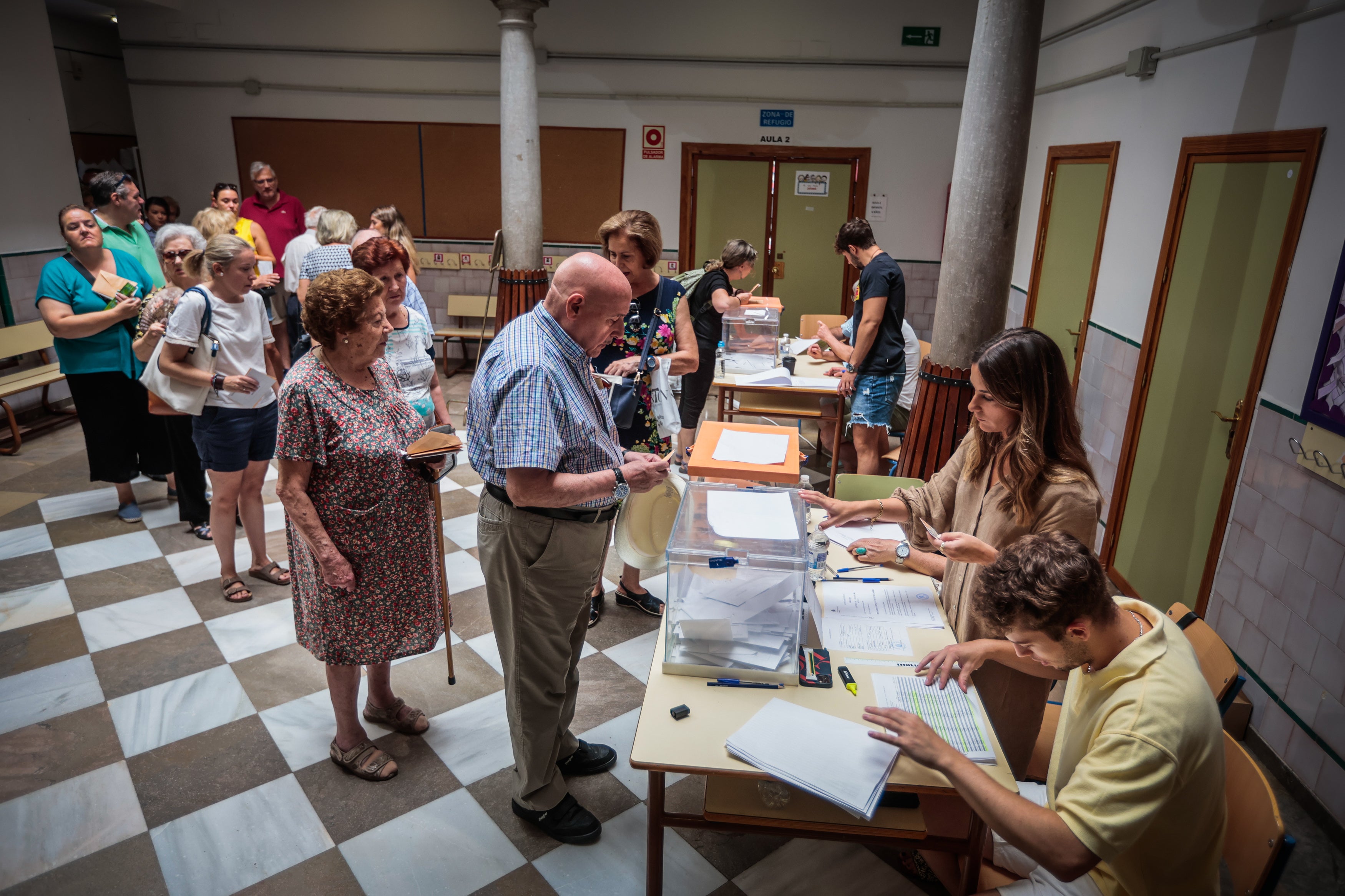 Las imágenes de los granadinos votando en sus colegios