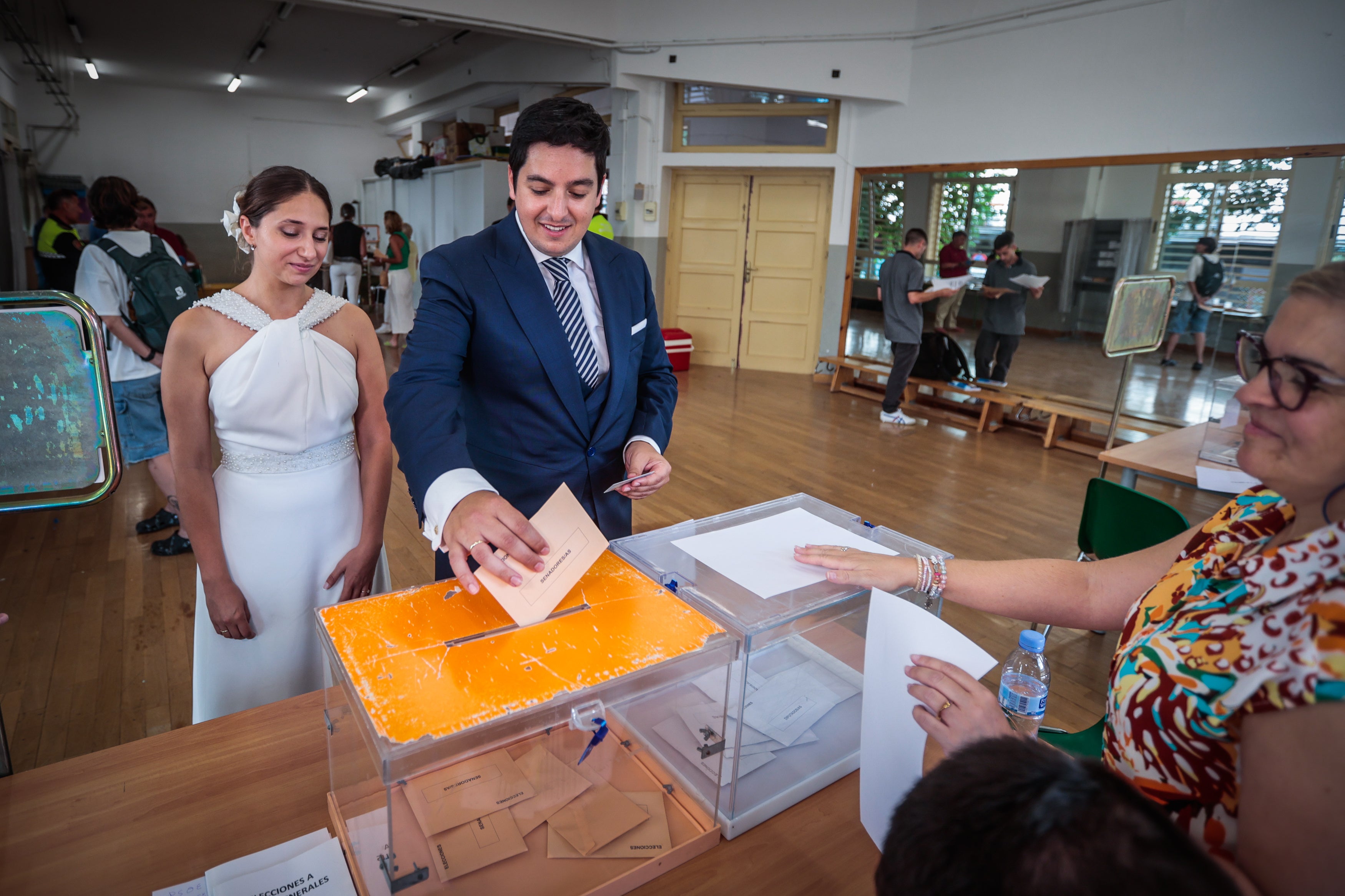 Las imágenes de los granadinos votando en sus colegios