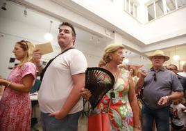 Abanicos y ventiladores en la jornada electoral de la Costa de Granada.