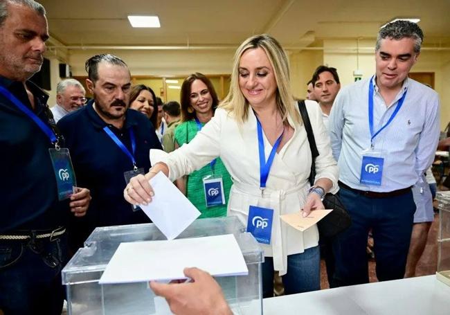 Marifrán Carazo, actual alcaldesa popular de Granada, ya ha votado en la capital.