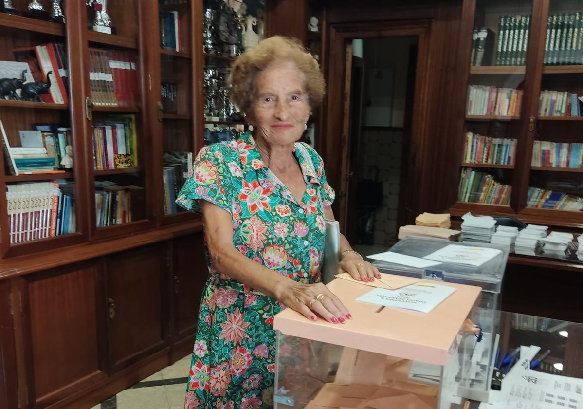 Paquita Pinillos, de100 años, deposita su voto en la urna, en el colegio La Asunción.