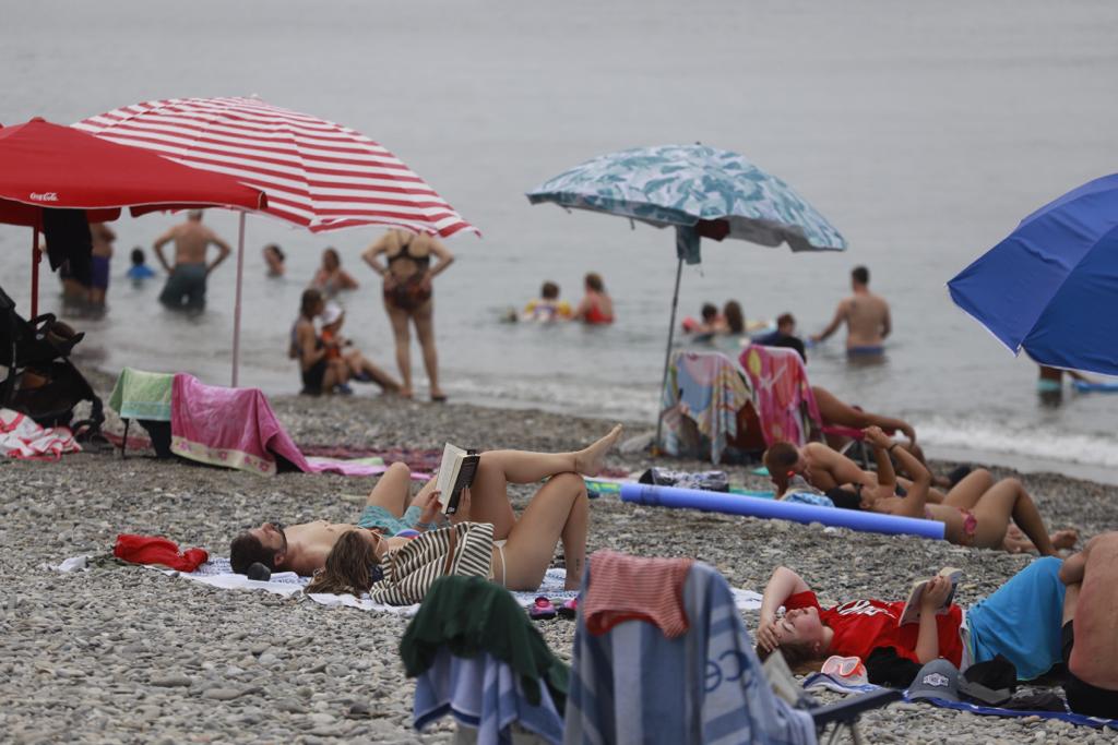 Las imágenes de las playas de Granada llenas el domingo electoral