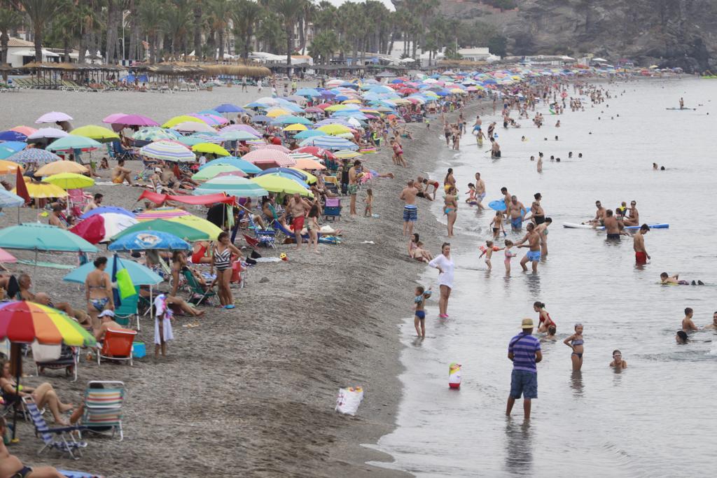 Las imágenes de las playas de Granada llenas el domingo electoral