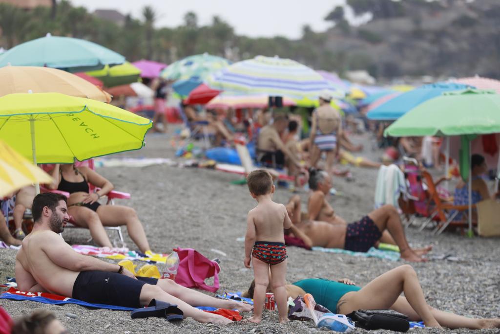 Las imágenes de las playas de Granada llenas el domingo electoral