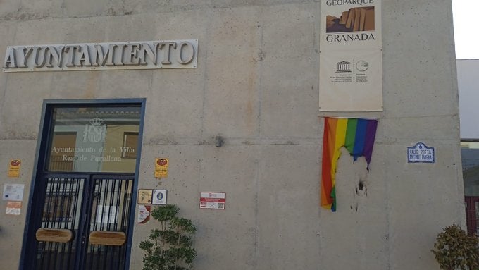 Bandera LGTBI quemada en Purullena.