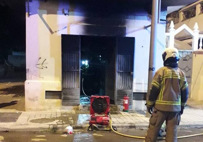 Un bombero observa el estado del transformador tras apagar el fuego.