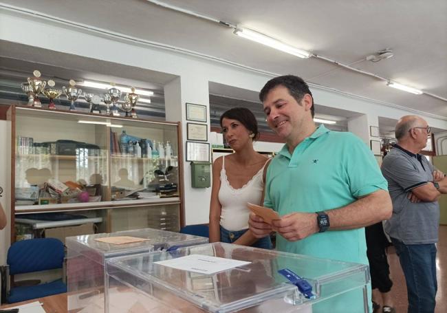 La coordinadora de Podemos Andalucía y número uno de Sumar al Congreso por Granada, Martina Velarde, ha acudido a votar al IES Severo Ochoa de Granada junto al número dos de la coalición progresista en la provincia, José Eduardo Muñoz.