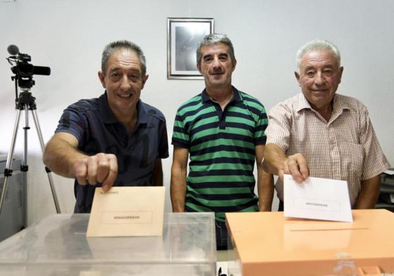 Votantes en Villarroya este 23 de julio.