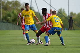 Marciano, que estuvo muy activo, cayó lesionado en el último segundo de la primera parte.