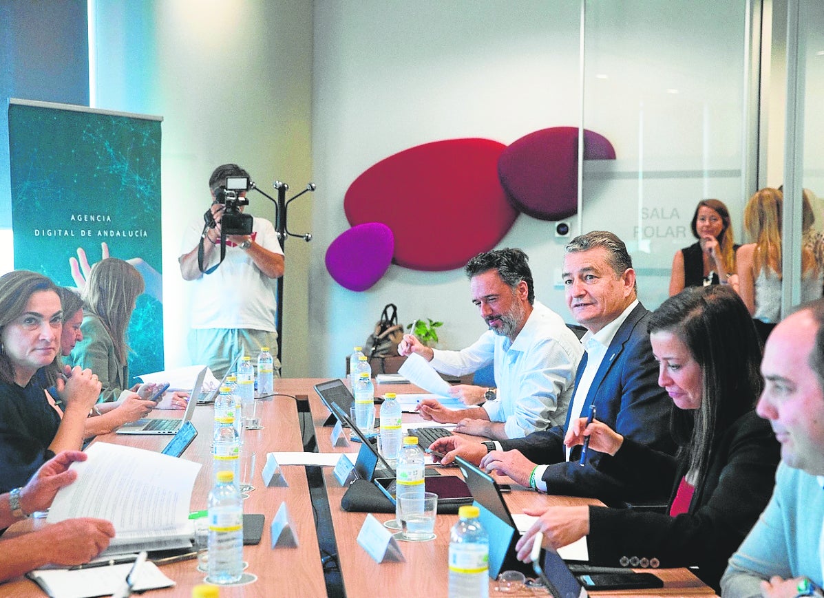 El consejero de Presidencia, Antonio Sanz, ayer en el consejo rector de la Agencia Digital de Andalucía.