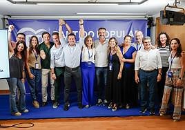 Foto de famlia de candidatos y dirigentes del PP de Almería tras conocer los resultados de las elecciones.