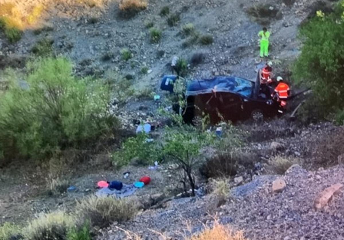 Las imágenes del accidente en Granada al caer con su coche por un barranco de 40 metros