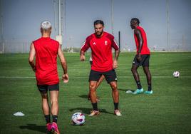 Antoñín pelotea con Bryan Zaragoza en la Ciudad Deportiva.