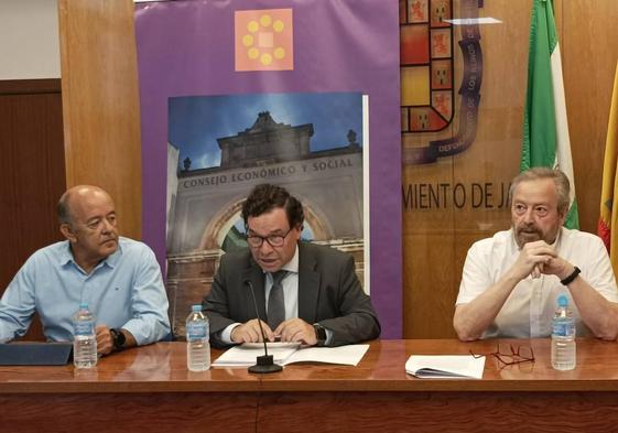 José García Roa, Luis Alberto García y Francisco López Mejías presentaron el informe del CES.