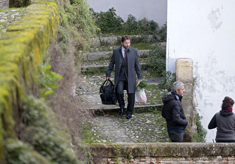 Imagen principal - Antonio de la Torre, en el rodaje de 'Caníbal'; Hyun Bin, en 'Recuerdos de la Alhambra'; y una escena de 'Tadeo Jones 2'. 