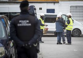 Técnicos de Endesa trabajan en el distrito Norte escoltados por agentes policiales.