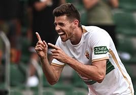 Gerard Gumbau celebra un gol con el Elche la pasada temporada.