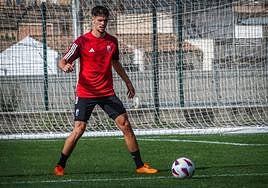 Pepe Sánchez, durante un entrenamiento con el Granada en esta pretemporada.