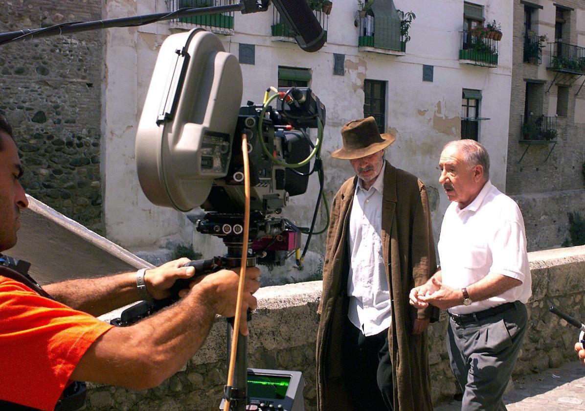 Nino Manfredi y Alfredo Landa, durante el rodaje de 'La luz prodigiosa' en 2002, en la Carrera del Darro.