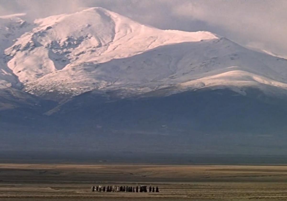 Los llanos del Marquesado del Zenete, cerca de La Calahorra, convertidos en la estepa rusa, con Sierra Nevada al fondo, en una escena de 'Doctor Zhivago'.