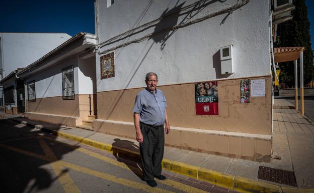 José Antonio pasea por las calles de Dehesas Viejas, en las que todavía se aprecia propaganda electoral.