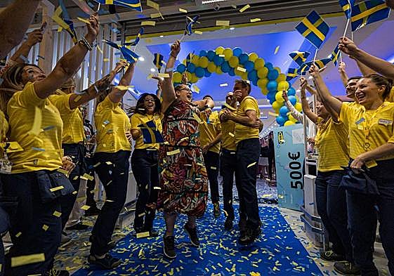 Colas frente a la tienda de Ikea en Granada.